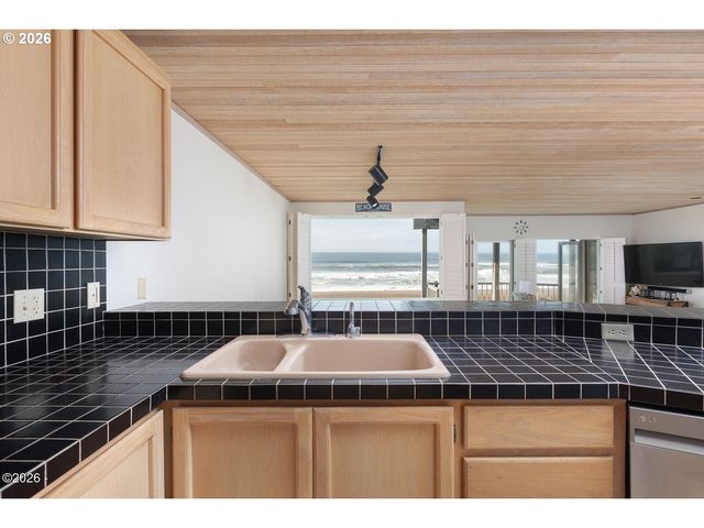 4175 N HIGHWAY 101 E-5, Depoe Bay, OR 97341