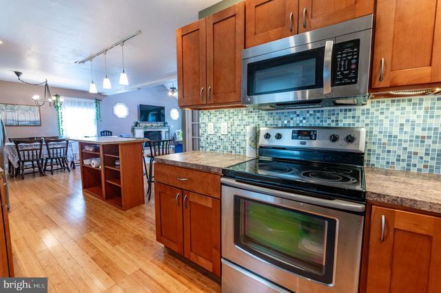 1010 ACORN LN, East Stroudsburg, PA 18302