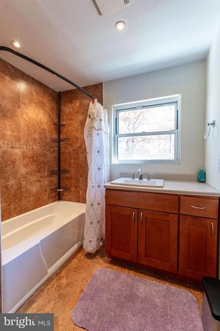 1010 ACORN LN, East Stroudsburg, PA 18302