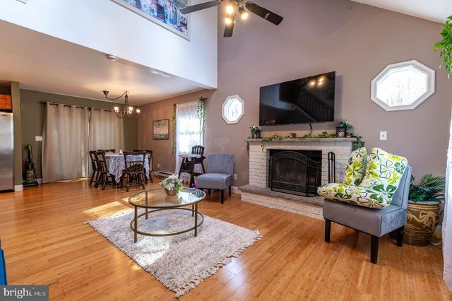 1010 ACORN LN, East Stroudsburg, PA 18302