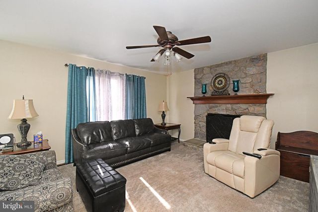 306 KINGSTON DR, Douglassville, PA 19518