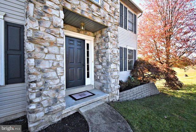 306 KINGSTON DR, Douglassville, PA 19518