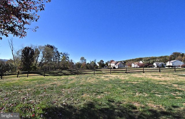 306 KINGSTON DR, Douglassville, PA 19518