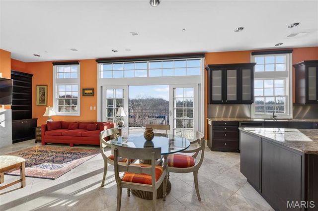 622 Forest Court 4A, Clayton, MO 63105