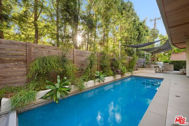 4005 Dixie Canyon Avenue, Sherman Oaks, CA 91423