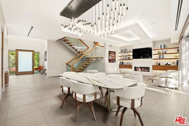 4005 Dixie Canyon Avenue, Sherman Oaks, CA 91423