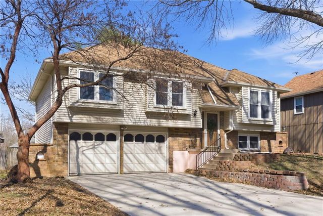 1924 E Sheridan Bridge Lane, Olathe, KS 66062