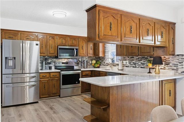 1924 E Sheridan Bridge Lane, Olathe, KS 66062