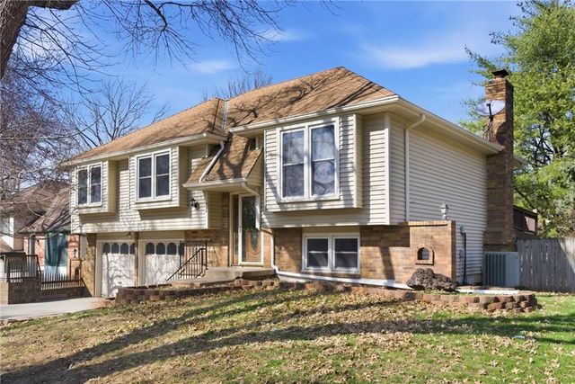 1924 E Sheridan Bridge Lane, Olathe, KS 66062