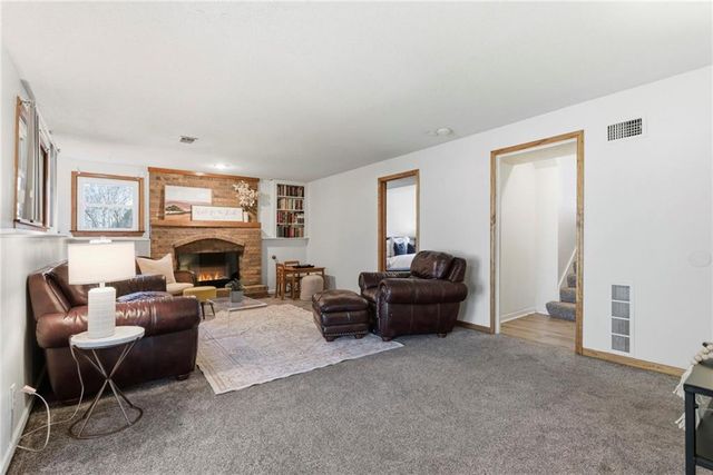 1924 E Sheridan Bridge Lane, Olathe, KS 66062