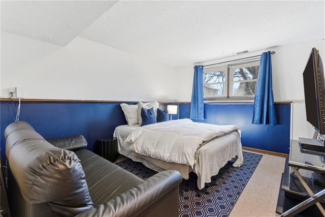 1924 E Sheridan Bridge Lane, Olathe, KS 66062