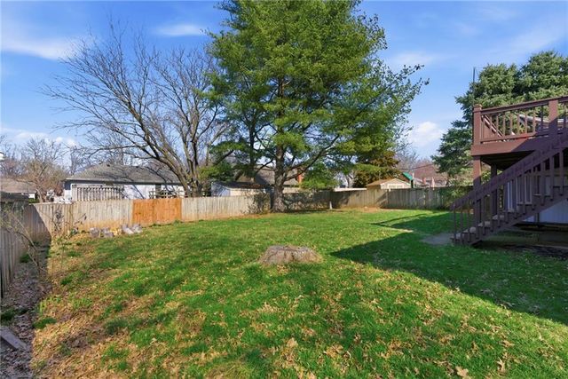 1924 E Sheridan Bridge Lane, Olathe, KS 66062