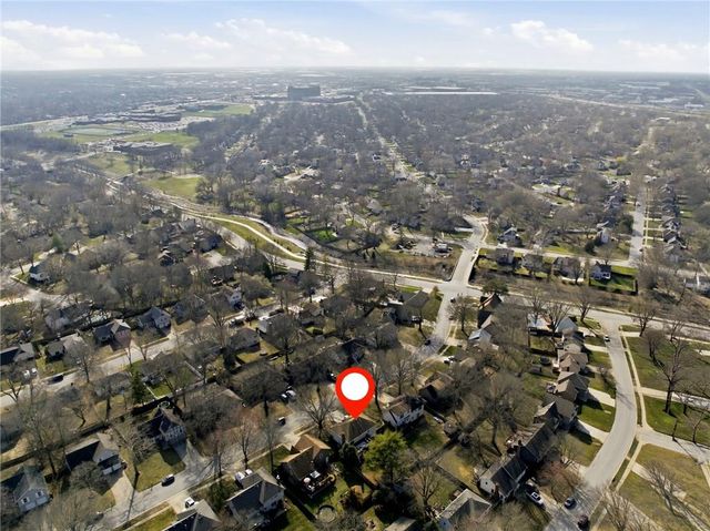 1924 E Sheridan Bridge Lane, Olathe, KS 66062