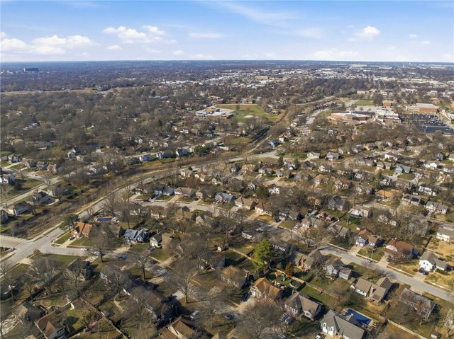 1924 E Sheridan Bridge Lane, Olathe, KS 66062