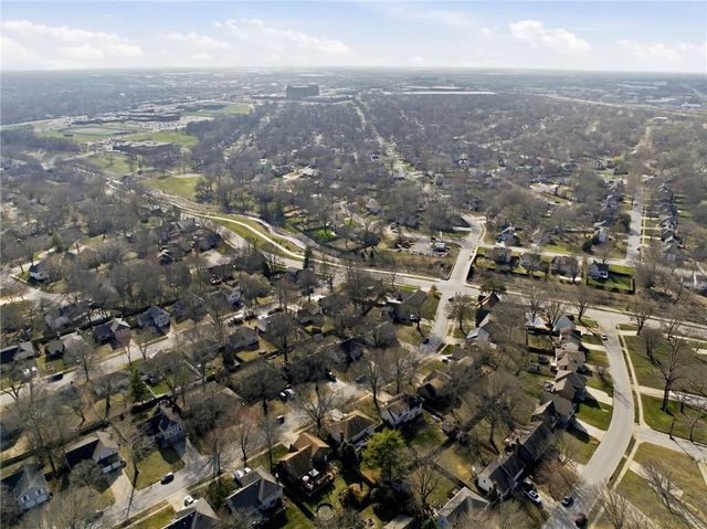 1924 E Sheridan Bridge Lane, Olathe, KS 66062