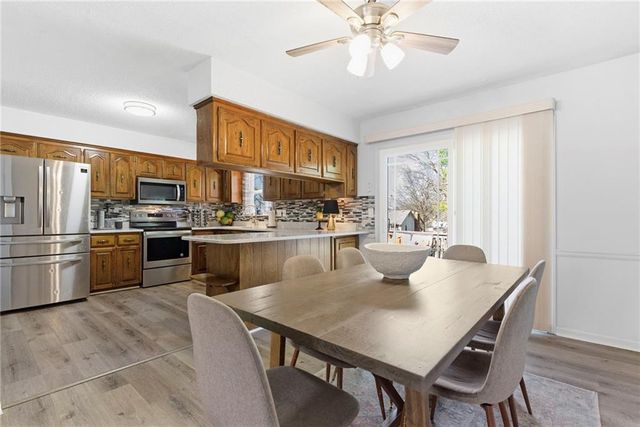 1924 E Sheridan Bridge Lane, Olathe, KS 66062