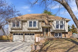 1924 E Sheridan Bridge Lane, Olathe, KS 66062