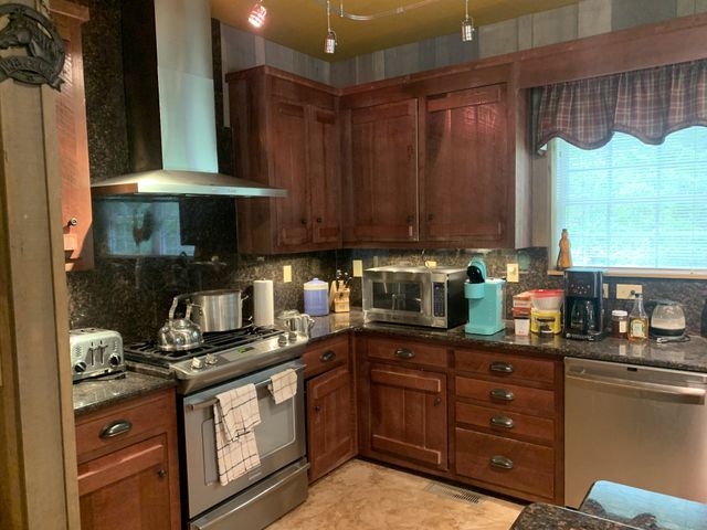 210 Double Check Ln, Belvidere, TN 37306