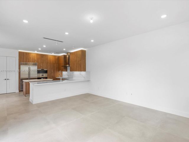 19701 NE 16 PI, Miami, FL 33179