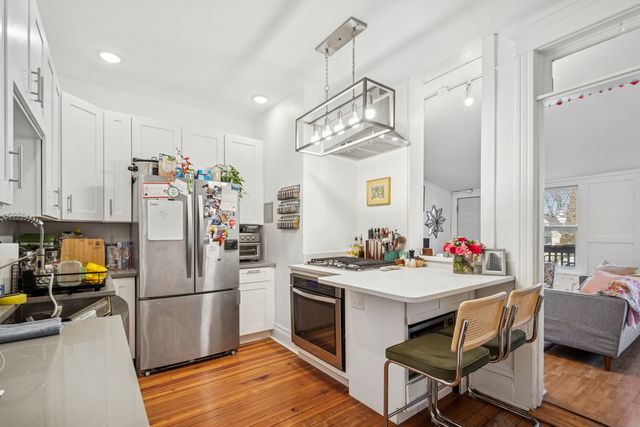 1922 W Wolfram Street, Chicago, IL 60657