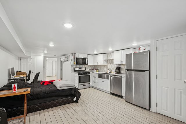 1922 W Wolfram Street, Chicago, IL 60657