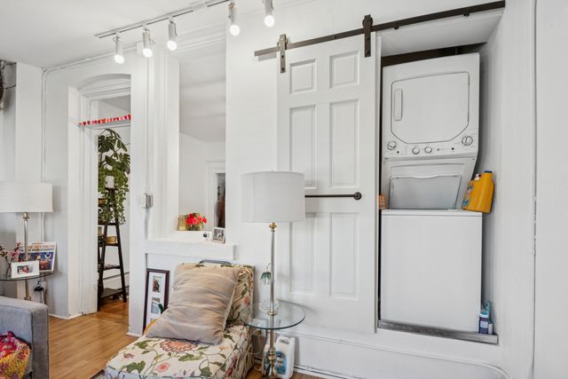 1922 W Wolfram Street, Chicago, IL 60657