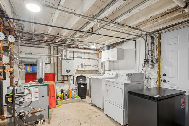 1922 W Wolfram Street, Chicago, IL 60657