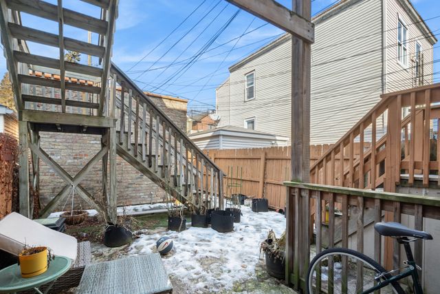 1922 W Wolfram Street, Chicago, IL 60657