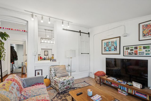 1922 W Wolfram Street, Chicago, IL 60657