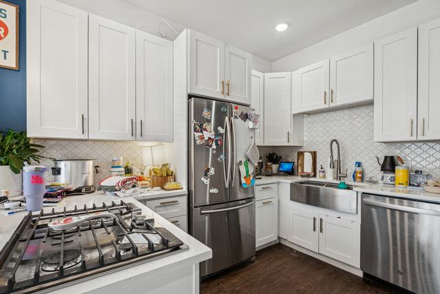 1922 W Wolfram Street, Chicago, IL 60657