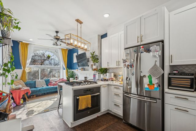 1922 W Wolfram Street, Chicago, IL 60657