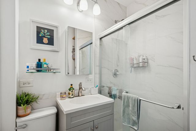 1922 W Wolfram Street, Chicago, IL 60657