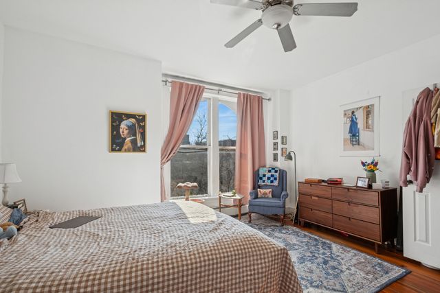 1922 W Wolfram Street, Chicago, IL 60657