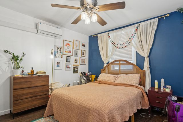 1922 W Wolfram Street, Chicago, IL 60657