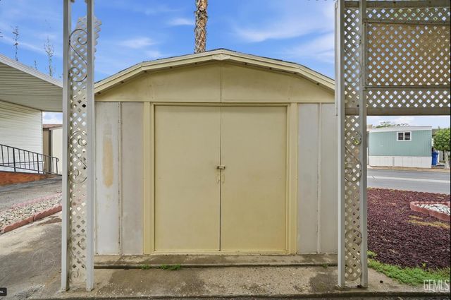 4 Tee Lane, Bakersfield, CA 93308