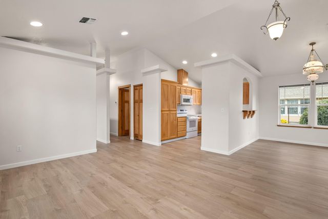 913 Schaefers Lane, Grants Pass, OR 97526