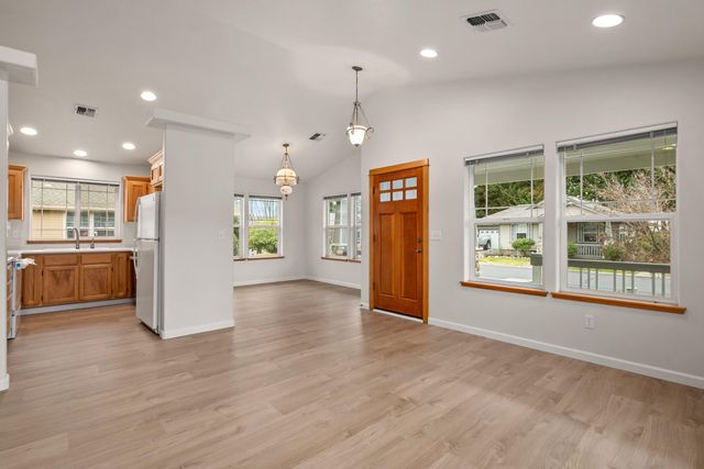 913 Schaefers Lane, Grants Pass, OR 97526