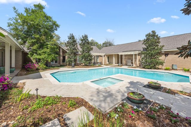 211 Golfview Drive, Richmond, TX 77469