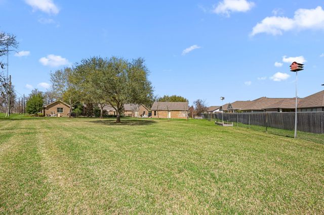 211 Golfview Drive, Richmond, TX 77469
