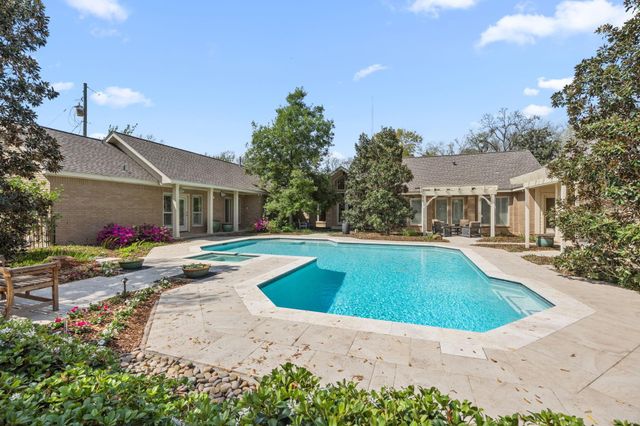 211 Golfview Drive, Richmond, TX 77469