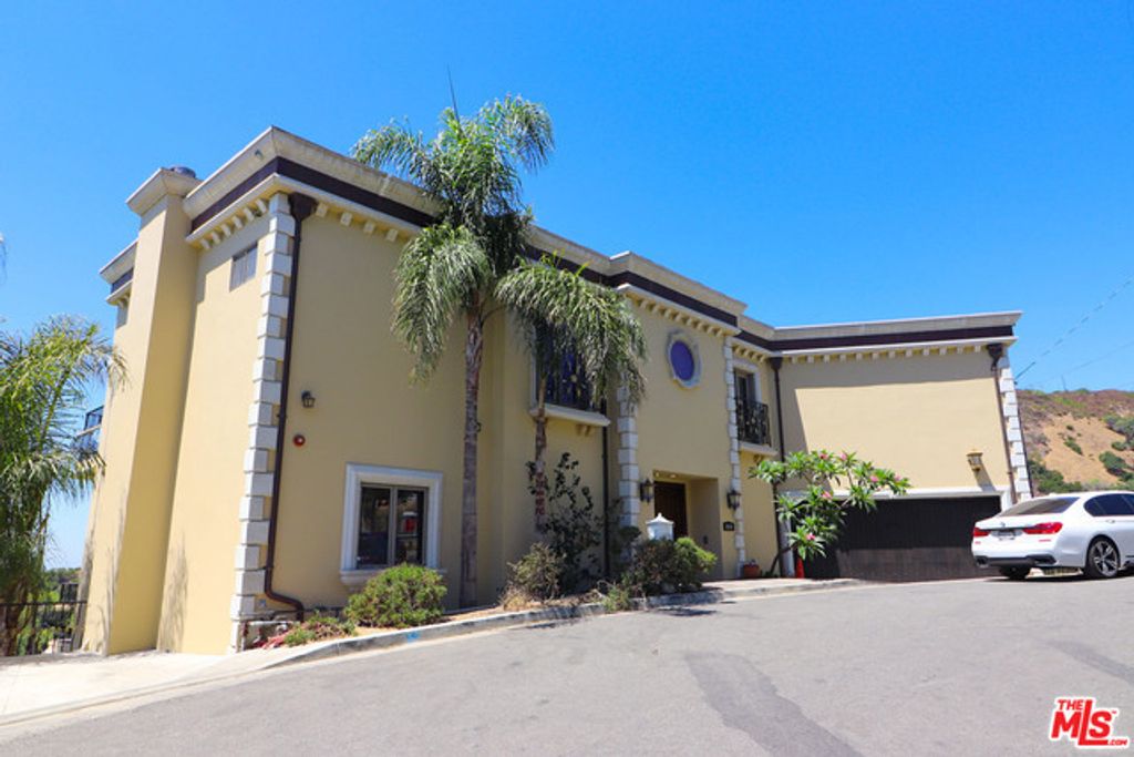 6446 W Weidlake Drive, Los Angeles, CA 90068