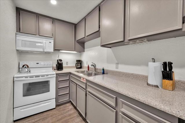 2860 N Los Felices Road 101, Palm Springs, CA 92262