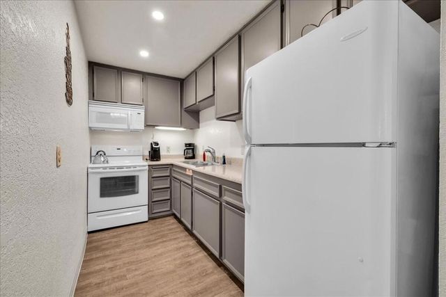 2860 N Los Felices Road 101, Palm Springs, CA 92262