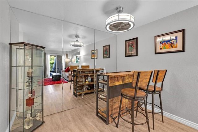 2860 N Los Felices Road 101, Palm Springs, CA 92262