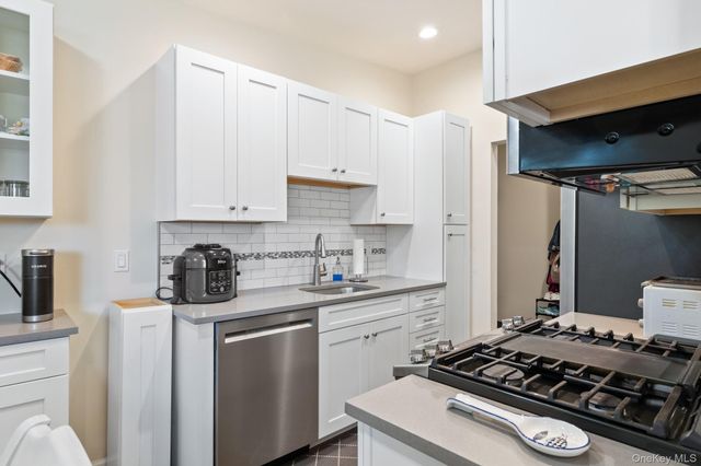 748 Deer Park Avenue 7H, North Babylon, NY 11703