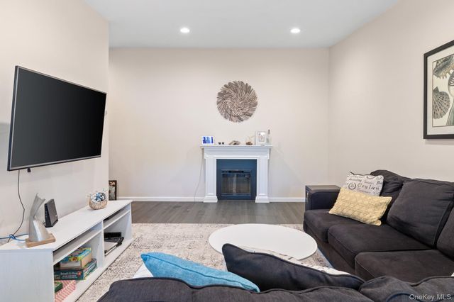 748 Deer Park Avenue 7H, North Babylon, NY 11703