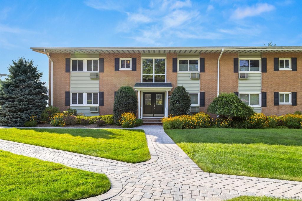 748 Deer Park Avenue 7H, North Babylon, NY 11703