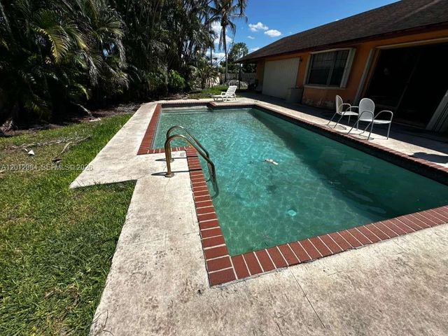 8700 SW 56th Ct, Cooper City, FL 33328