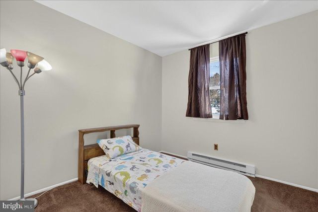 8 RED CLOUD CIR, Royersford, PA 19468