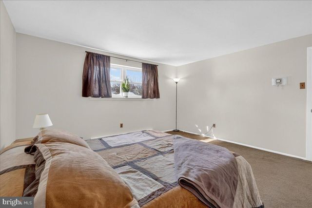 8 RED CLOUD CIR, Royersford, PA 19468